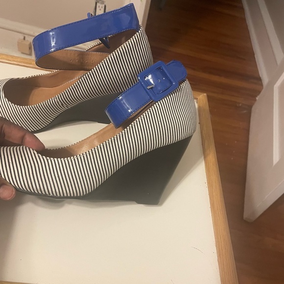 White and black striped wedge shoes - Picture 4 of 7